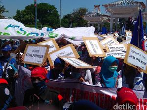 Ada Poster #2019GantiPresiden dalam Aksi May Day di Surabaya Ada Poster #2019GantiPresiden dalam Aksi May Day di Surabaya