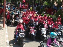 Ribuan Buruh dari 26 Elemen se-Sidoarjo Bergerak ke Kantor Gubernur