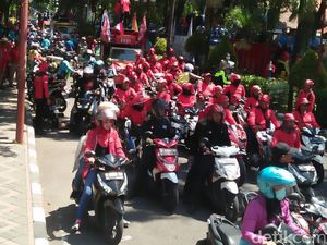 Ribuan Buruh dari 26 Elemen se-Sidoarjo Bergerak ke Kantor Gubernur Ribuan Buruh dari 26 Elemen se-Sidoarjo Bergerak ke Kantor Gubernur