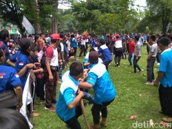 Buruh di Medan Peringati May Day dengan Lomba Tarik Tambang