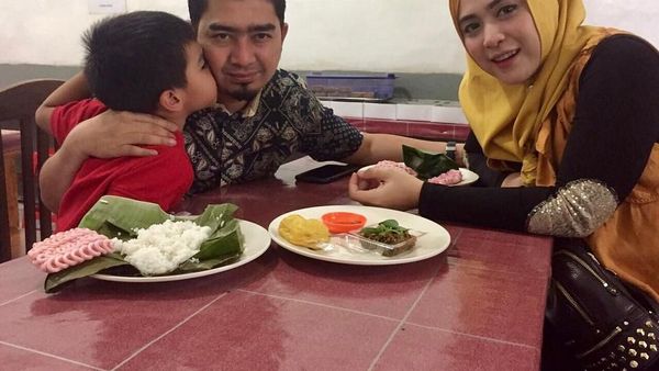 10 Aksi Ustad Solmed Saat Makan Bareng Politisi Sampai Suapi Anak