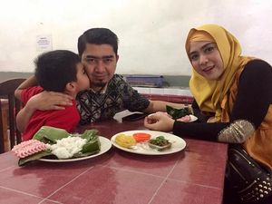 10 Aksi Ustad Solmed Saat Makan Bareng Politisi Sampai Suapi Anak