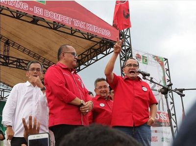 Foto: Ruhut Sitompul Berseragam PDIP Tapi Masih Ngaku Kader PD