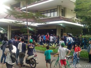 Demo Sempat Bikin Macet, Mahasiswa UP Masuk Kampus
