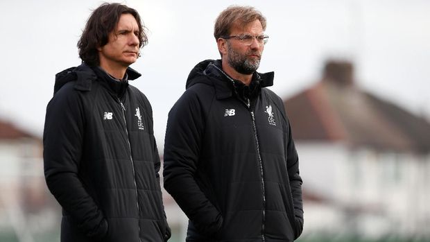 Juergen Klopp dirumorkan berselisih dengan asistennya, Zljko Buvac (kanan), di Liverpool