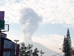 Gunung Marapi di Sumbar Erupsi, Abu Letusan Membubung 4 Km