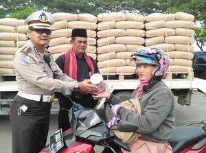 Polantas Bagi-bagi Handuk ke Pengendara Motor di Jakbar