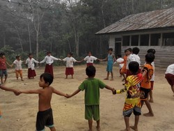 2 Guru SD di Suku Pedalaman Riau Hanya Tamatan SD