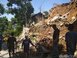 Longsor di Trenggalek Timbun Garasi dan Satu Unit Motor