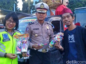 Apresiasi Pengendara Tertib, Polisi Beri Miniatur Ondel-ondel
