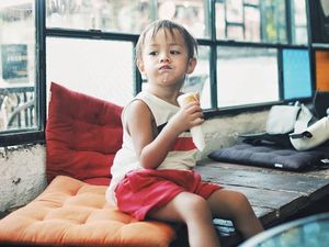 Gemas! Intip Aksi Bjorka, Anak Ringgo dan Sabai Saat Makan Popcorn dan Es Krim