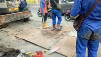 Foto: Lubang Gorong-gorong Maut di Pluit Ditutup Pelat Baja