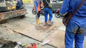 Foto: Lubang Gorong-gorong Maut di Pluit Ditutup Pelat Baja