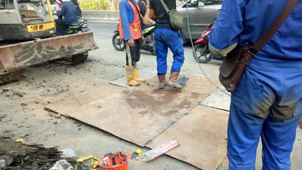 Foto: Lubang Gorong-gorong Maut di Pluit Ditutup Pelat Baja