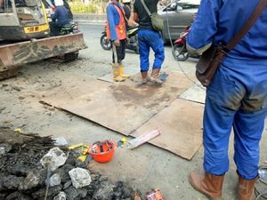 Foto: Lubang Gorong-gorong Maut di Pluit Ditutup Pelat Baja
