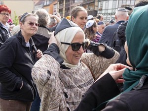Hijabers Jerman Turun ke Jalan Tunjukkan Solidaritas untuk Kaum Yahudi Hijabers Jerman Turun ke Jalan Tunjukkan Solidaritas untuk Kaum Yahudi