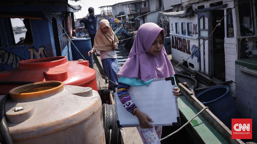 Anak-anak menyebrangi perahu untuk mengikuti kelas. Meski tanpa seragam dan sepatu, anak-anak bersemangat mengikuti pelajaran, baik d dalam kelas maupun diatas perahu. (CNN Indonesia/ Hesti Rika)