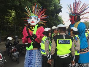 Saat Ondel-ondel Ikut Operasi Patuh Jaya di Jaktim