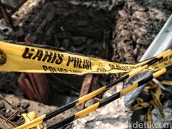 Pak Tarno Tetap di Gorong-gorong karena Galian Sudah Nanggung