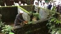 Foto: Ritual Membersihkan Diri di Ciamis
