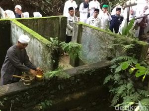 Foto: Ritual Membersihkan Diri di Ciamis