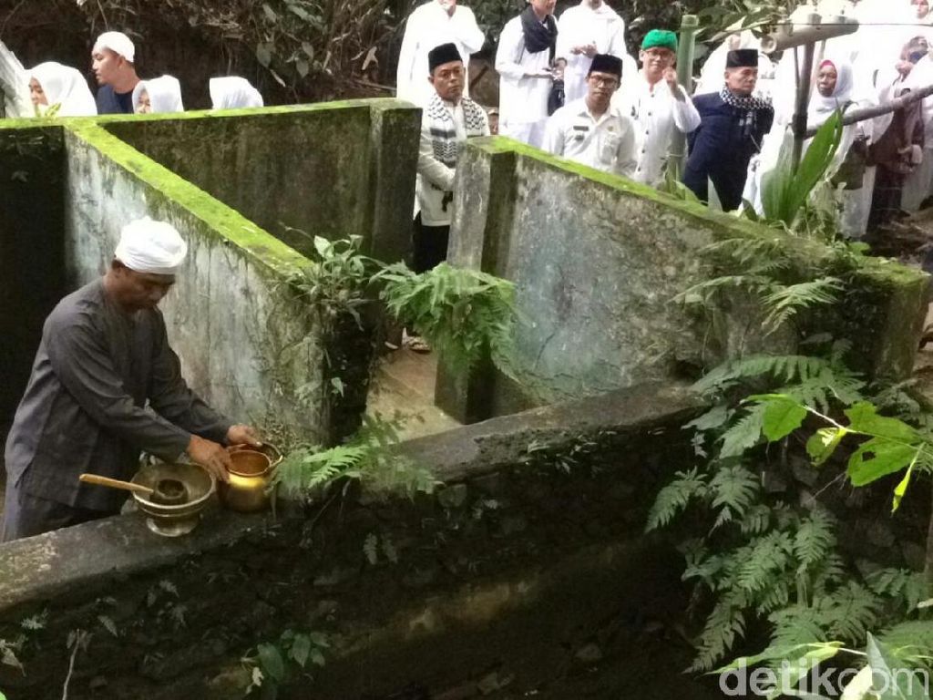 Foto: Ritual Membersihkan Diri di Ciamis Foto: Ritual Membersihkan Diri di Ciamis