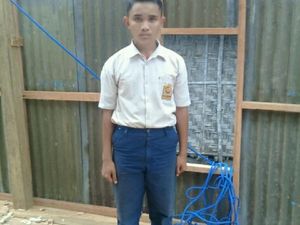 Rawat Ayahnya yang Gila, Siswa SMP Ini Banting Tulang Sambung Hidup