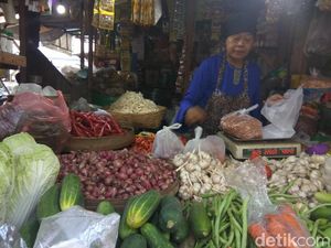 Harga Kebutuhan Pokok di Sidoarjo Turun, Pembeli Tetap Sepi