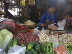 Harga Kebutuhan Pokok di Sidoarjo Turun, Pembeli Tetap Sepi