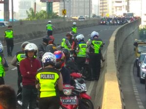 Ini Para Pemotor Nakal Hindari Razia yang Mirip Pasukan Siap Perang Ini Para Pemotor Nakal Hindari Razia yang Mirip Pasukan Siap Perang