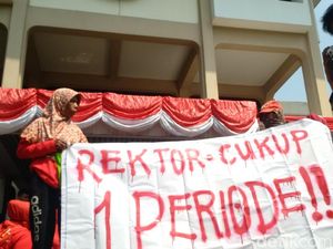 Massa Tuntut Rektor Unpad Mundur Massa Tuntut Rektor Unpad Mundur