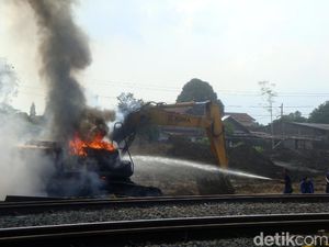 Backhoe Proyek Underpass Rel KA di Purwokerto Terbakar