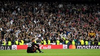 Kiper pelapis Manuel Neuer ini membuat blunder saat dia salah mengantisipasi datangnya bola. Itu membuat Benzema dengan sangat mudah melesakkan gol kedua. (David Ramos/Getty Images)