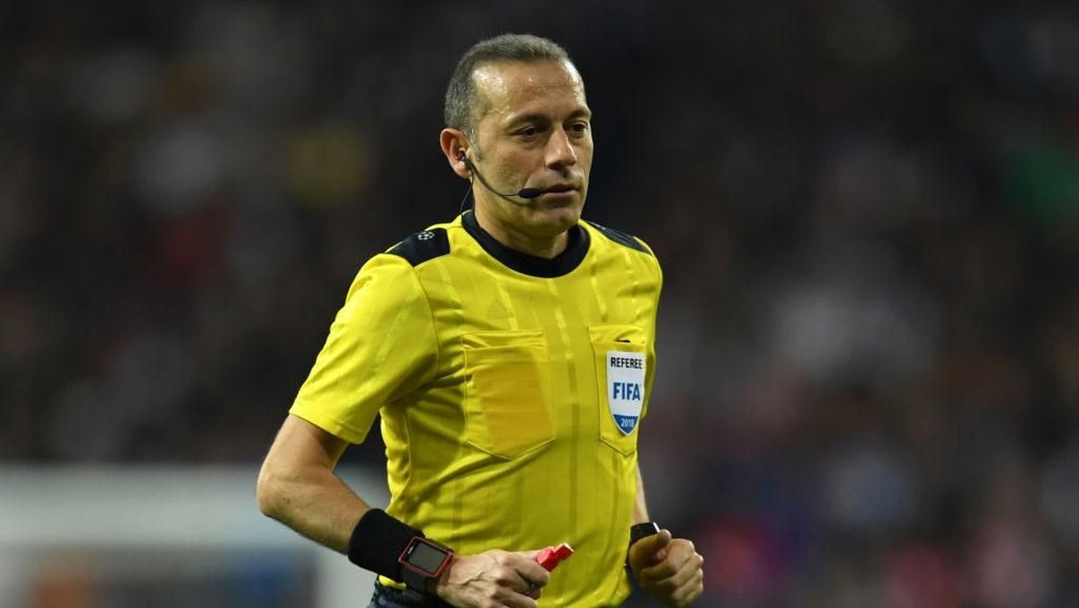 Wasit Cuneyt Cakir yang memimpin pertandingan Real Madrid vs Bayern Munich di semifinal Liga Champions. (Foto: David Ramos/Getty Images)