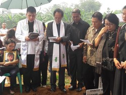 Jenazah Bocah Dalam Karung Dimakamkan, Haru Menggelayut