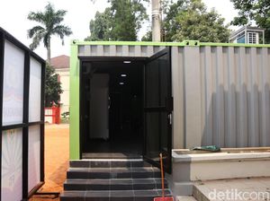 Bhayangkara FC Pakai Kontainer sebagai Ruang Ganti Bhayangkara FC Pakai Kontainer sebagai Ruang Ganti