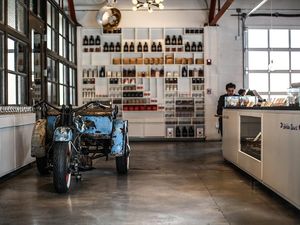 Pencinta Kopi, Mampirlah ke Garasi Tua yang Rustik Ini untuk Cicipi Kopi Terbaik!