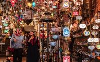 Norfasarie dan Gisel mengunjungi toko vintage (Foto: dok Singapore Tourism Board)