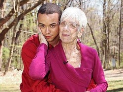 Pria Muda Ini Pilih Kencani Nenek-Nenek, Alasannya Bikin Melongo