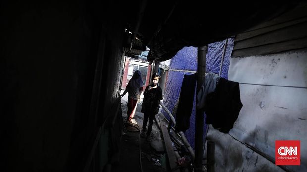 Melewati lorong sempit di perkampungan nelayan padat penduduk Clincing, anak-anak bersiap berangkat ke Sekolah Merah Putih, sekolah non formal untuk anak- anak nelayan di Clincing telah berdiri sejak tahun 2008. (CNN Indonesia/ Hesti Rika)
