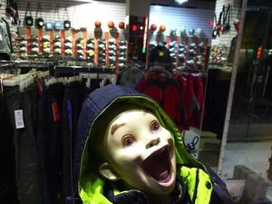 Ekspresi Wajah dan Pose Manekin Ini Aneh-aneh!