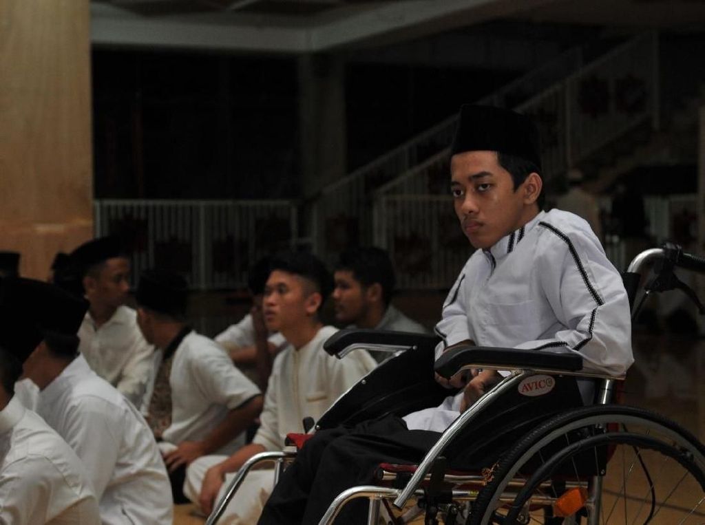 Cacat Fisik Tak Halangi Semangat Rizal Menghafal Alquran 30 Juz