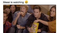 Messi, bintang Barca, juga terseret pusaran meme. Timnya sudah tersingkir, Messi disebut sedang cuma bisa menonton laga Madrid vs Bayern sambil mengudap pengananan di atas sofa. (Foto: Internet)