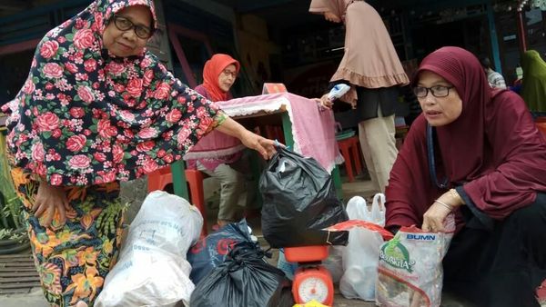 Yuk Lihat TK yang Bayar Biaya Sekolahnya Pakai Sampah