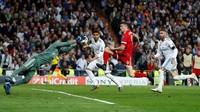Akan tetapi, Madrid mampu menjaga gawang mereka tak kemasukan hingga akhir pertandingan. Skor 2-2 bertahan hingga laga usai. Foto: Paul Hanna/Reuters