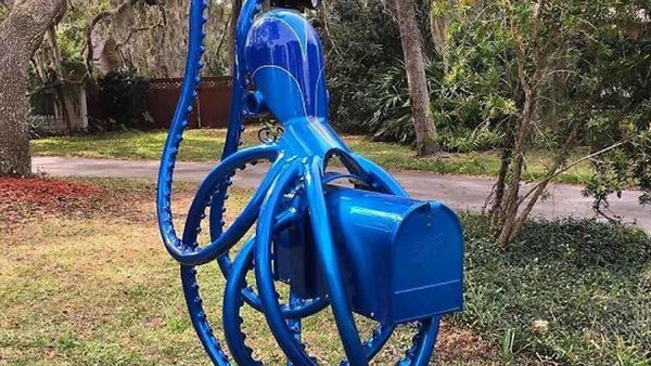 Kotak Surat Unik, Dari Bentuk Robot Hingga Gurita