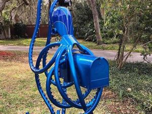 Kotak Surat Unik, Dari Bentuk Robot Hingga Gurita