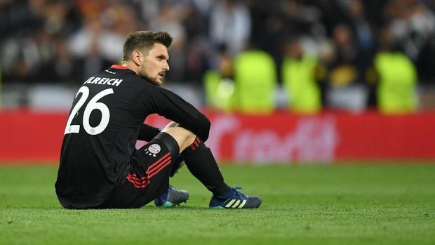 MADRID, SPAIN - MAY 01:  Sven Ulreich of Bayern Muenchen looks dejected as they fail to reach the final after the UEFA Champions League Semi Final Second Leg match between Real Madrid and Bayern Muenchen at the Bernabeu on May 1, 2018 in Madrid, Spain.  (Photo by David Ramos/Getty Images)