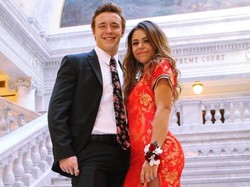 Pakai Baju Khas China ke Prom Night, Remaja Cantik Ini Di-bully Netizen