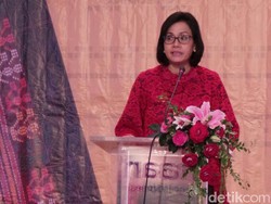 Berkebaya Merah, Sri Mulyani Buka Bazar Rakyat di Kemenkeu